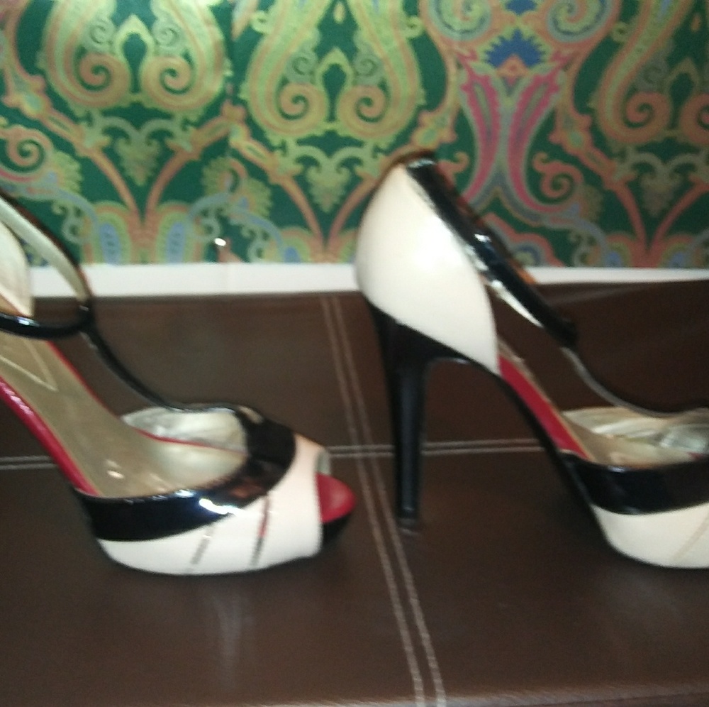 Guess - Picture 2 of 5